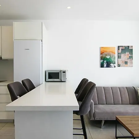 Phaedrus Living - Seaside Executive Flat Harbour 203 Apartment
